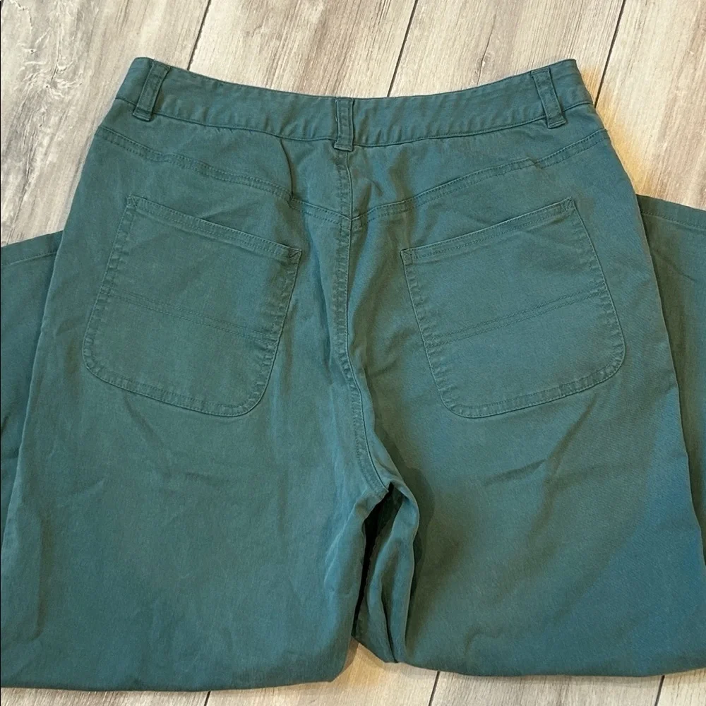 Tommy Bahama Relax stretch crop pants size 10
